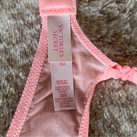 Victoria's Secret Body by Victoria Lightly Lined Lace Demi Bra Size 32B - Picture 6 of 6